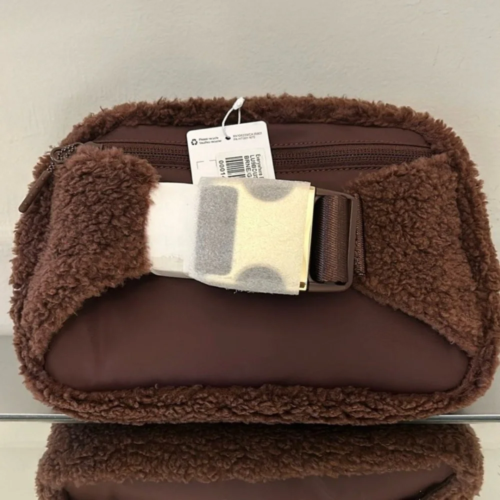 🆕 LULULEMON Athletica Everywhere Belt Bag Fleece LARGE 2L Brown Gold NWT - Picture 7 of 16